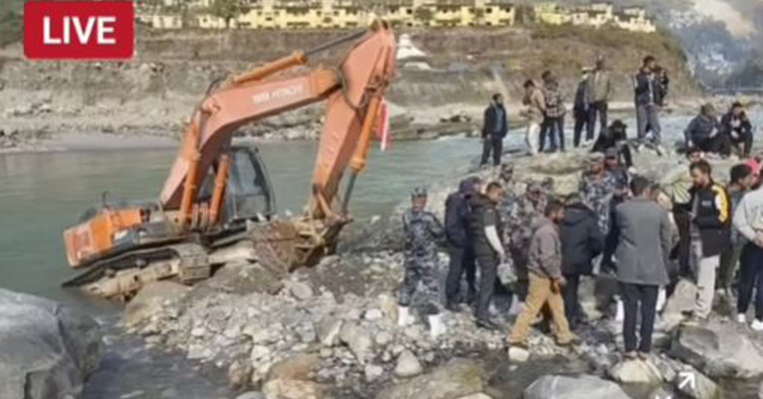 भारतीय डोजर महाकालीवारी आएपछि दार्जुलामा तनाव, चालक स्थानीयको नियन्त्रणमा