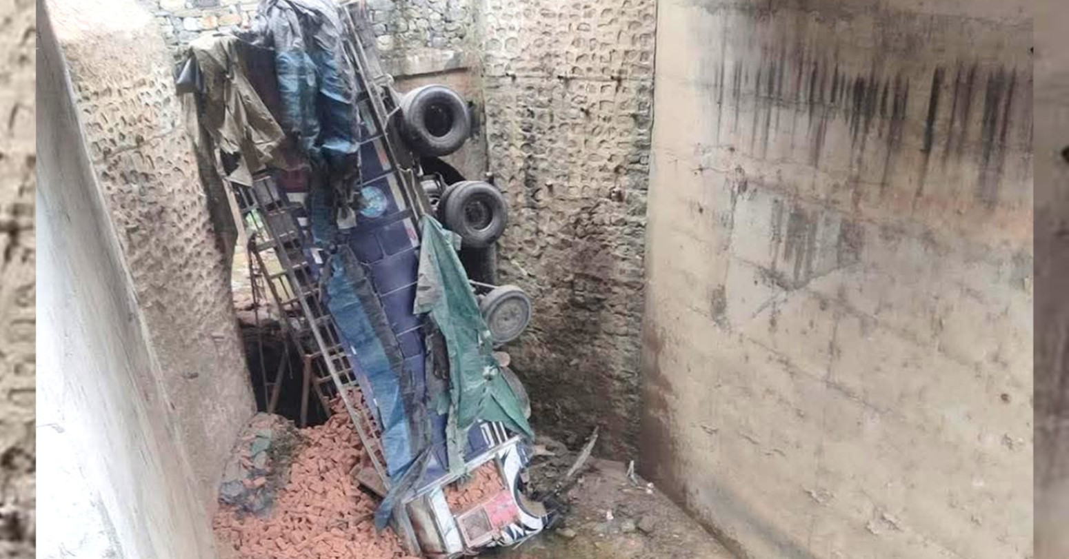 विपरीत दिशाबाट आएको गाडीसँग ठोकिँदा पुलबाट खस्यो ट्रक, दुई जनाको मृत्यु