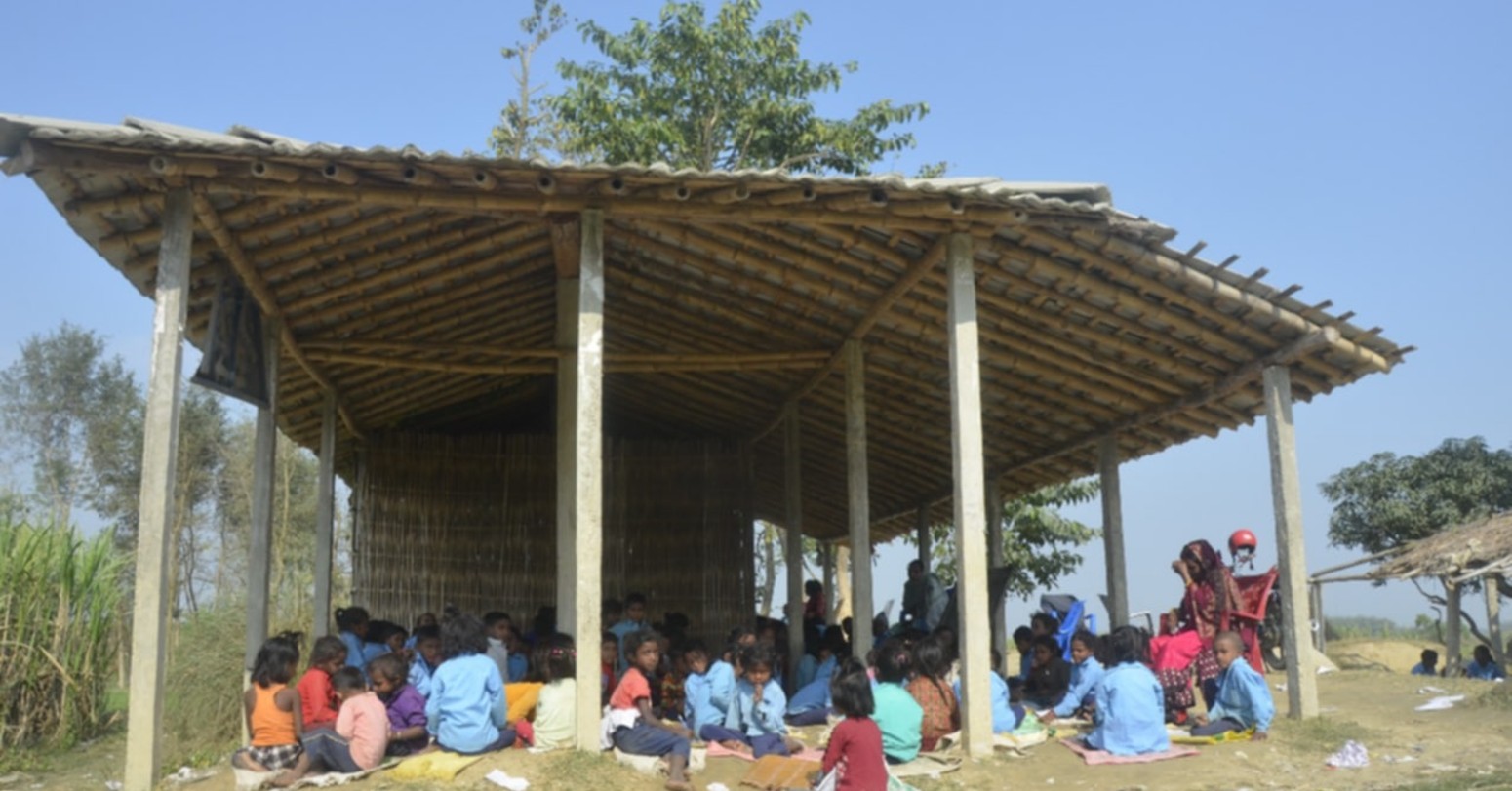 बोरामाथि बस्छन् विद्यार्थी, सात वर्षदेखि शिक्षक तलबविहीन