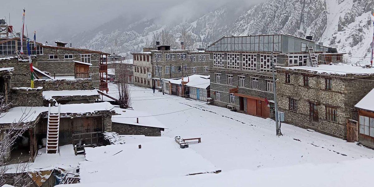 सोलुखुम्बूमा हिमपात, सडक अवरुद्ध