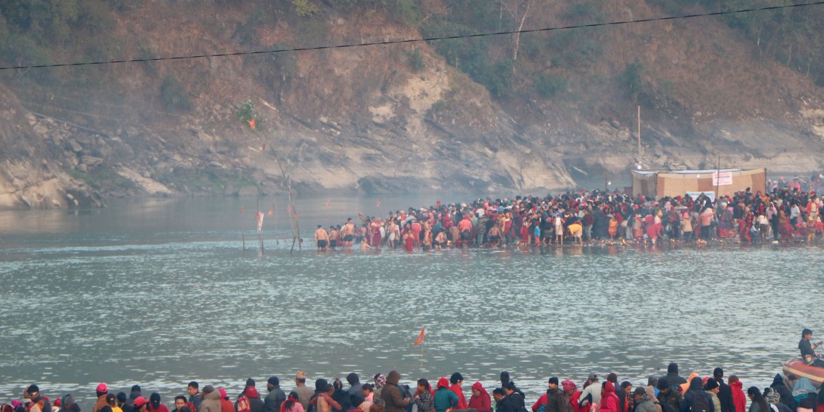 देवघाटमा स्नान गर्नेको घुइँचो