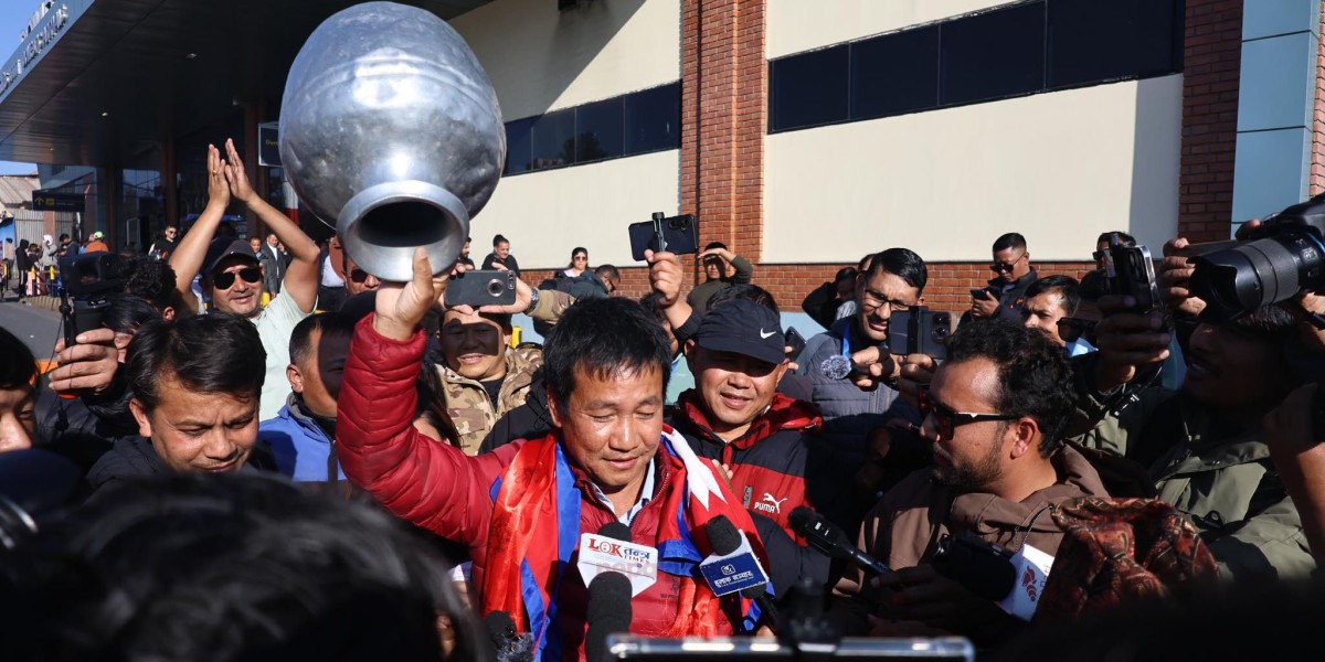 प्रधानमन्त्रीलाई भेट्न रित्तो गाग्री बोकेर काठमाडौं आइपुगे हर्क साम्पाङ