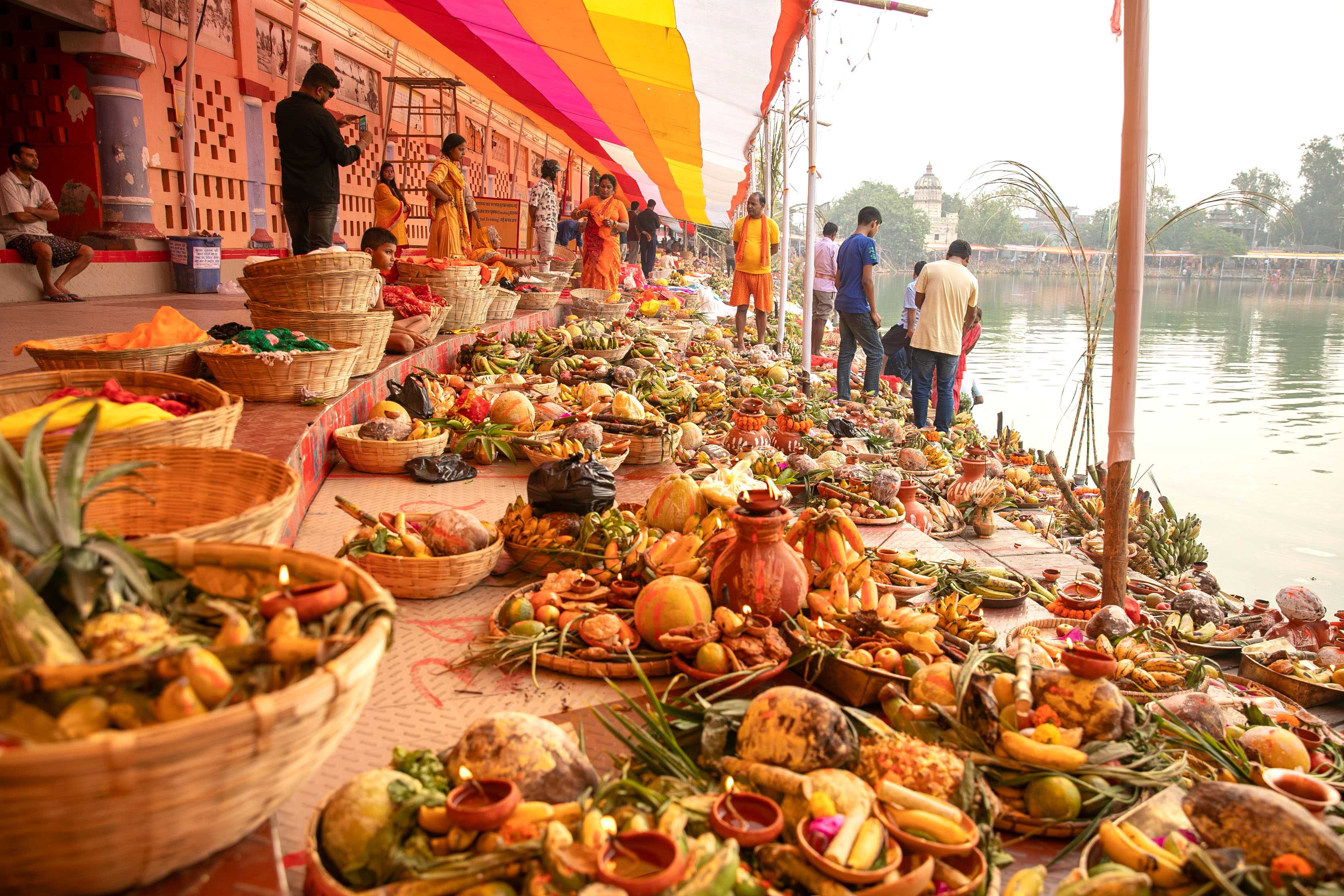 छठघाटमा पूजा सामग्री (तस्बिरहरू)