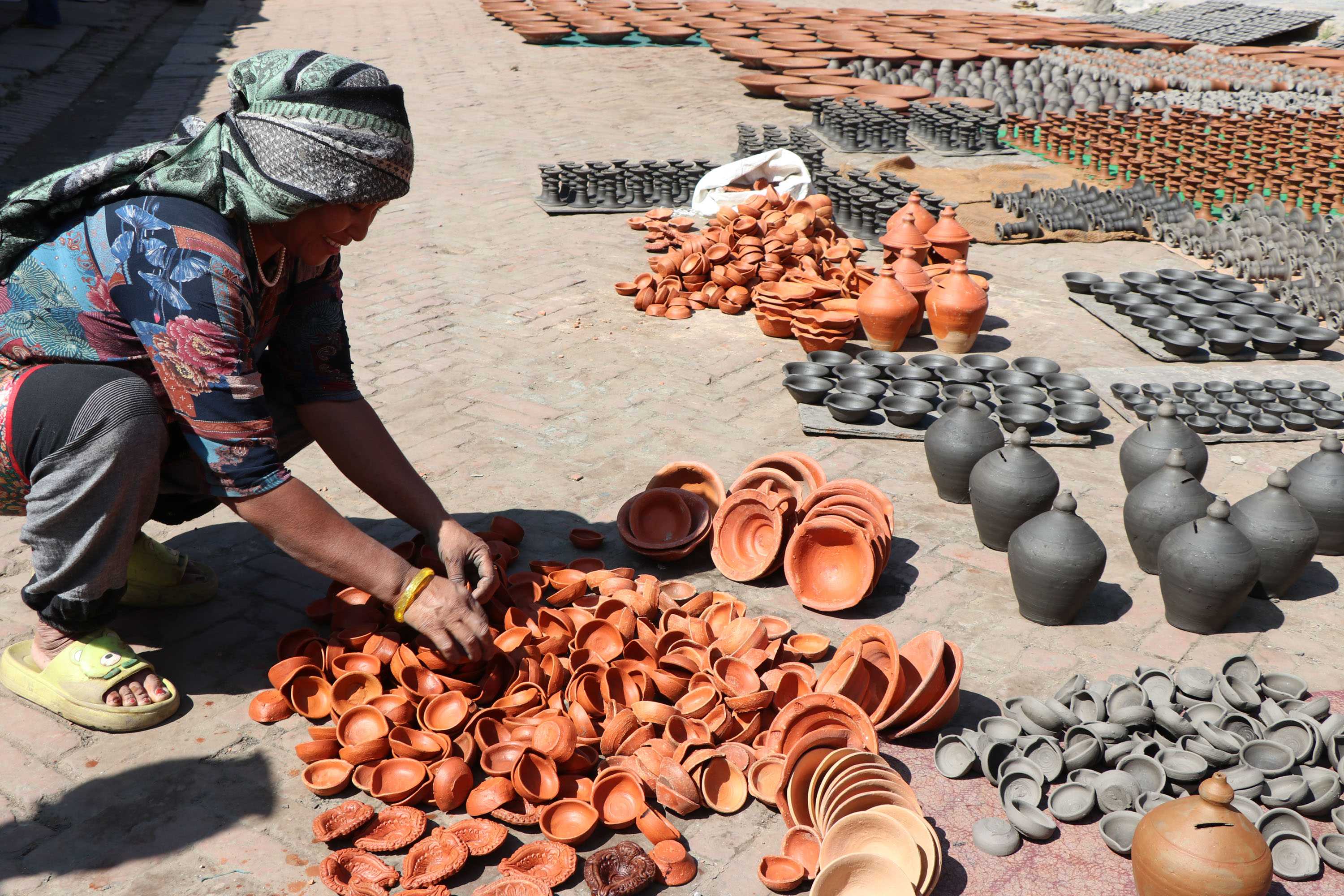 माटोका  भाँडा सुकाउँदै (तस्बिरहरू)