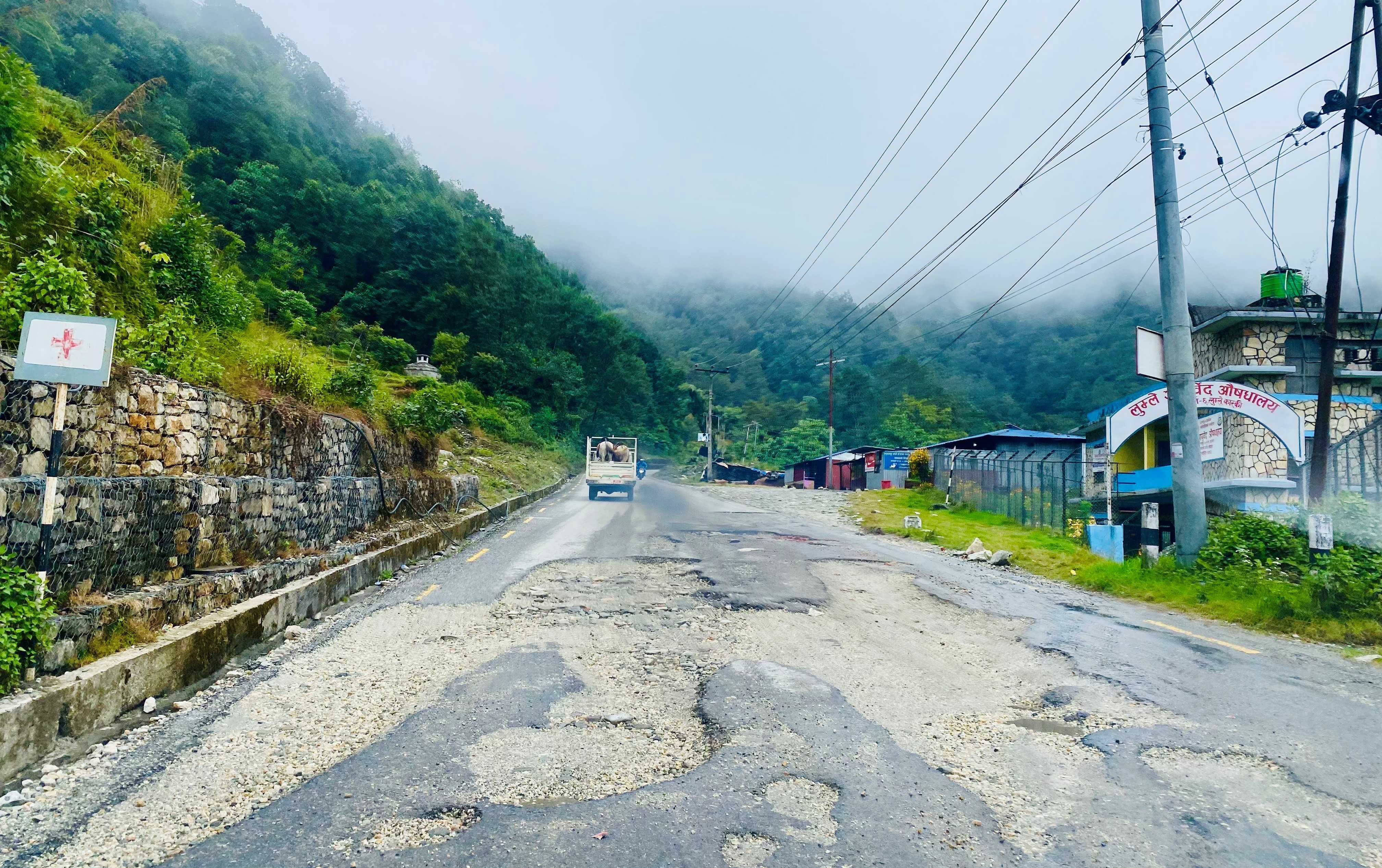 पोखरा–बागलुङ सडकमा यात्रा गर्न सकस