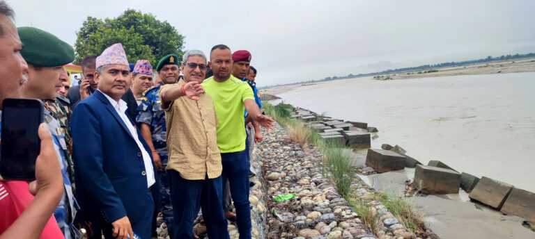 महाकाली नदी किनारका बस्ती जोगाउन ठूलो वर्षा हुनुअघि नै बाँध निर्माण हुन्छः गृहमन्त्री लेखक