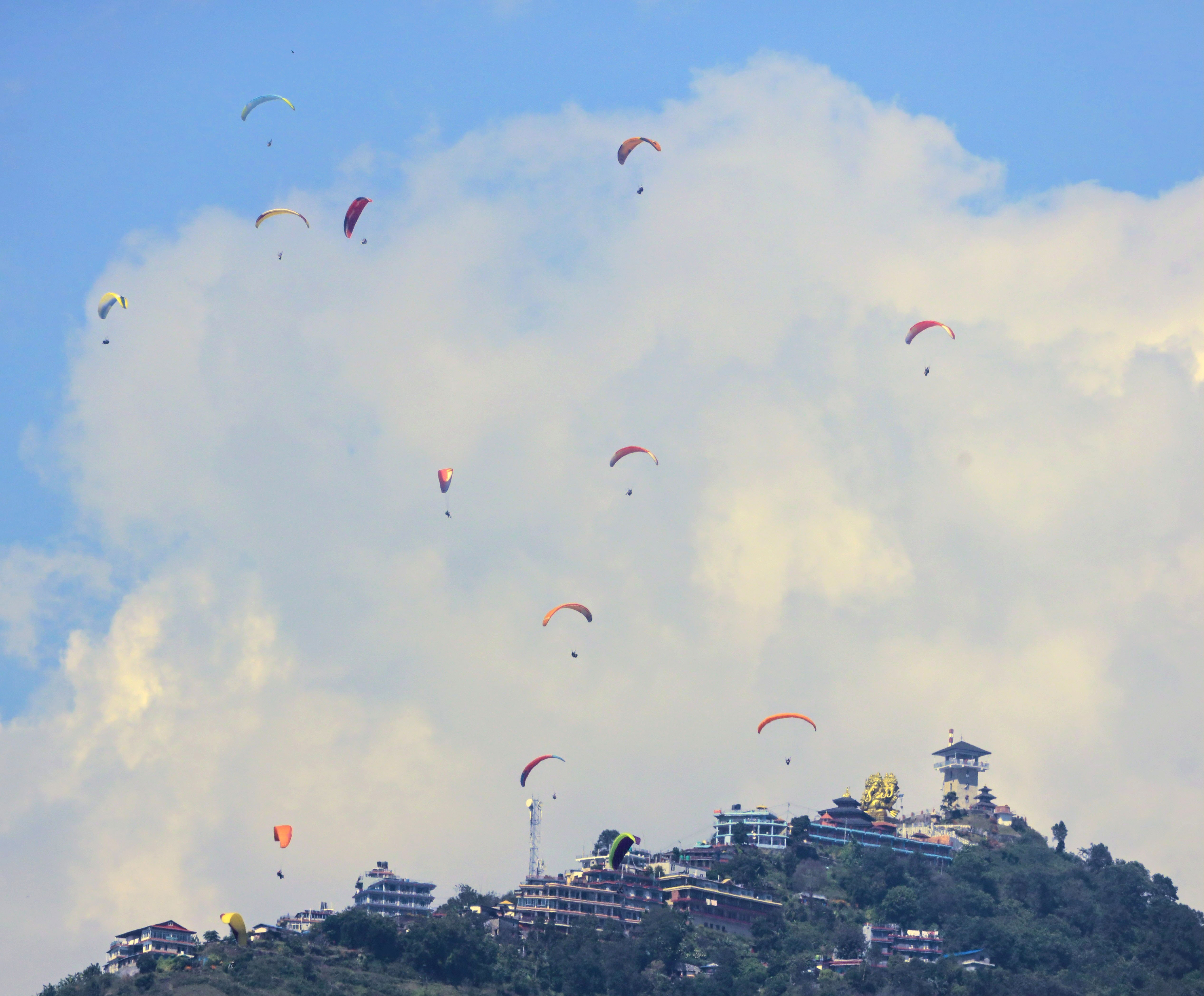 सराङकोट आसपास क्षेत्रमा उड्दै गरेका प्याराग्लाइडर (तस्बिरहरू)