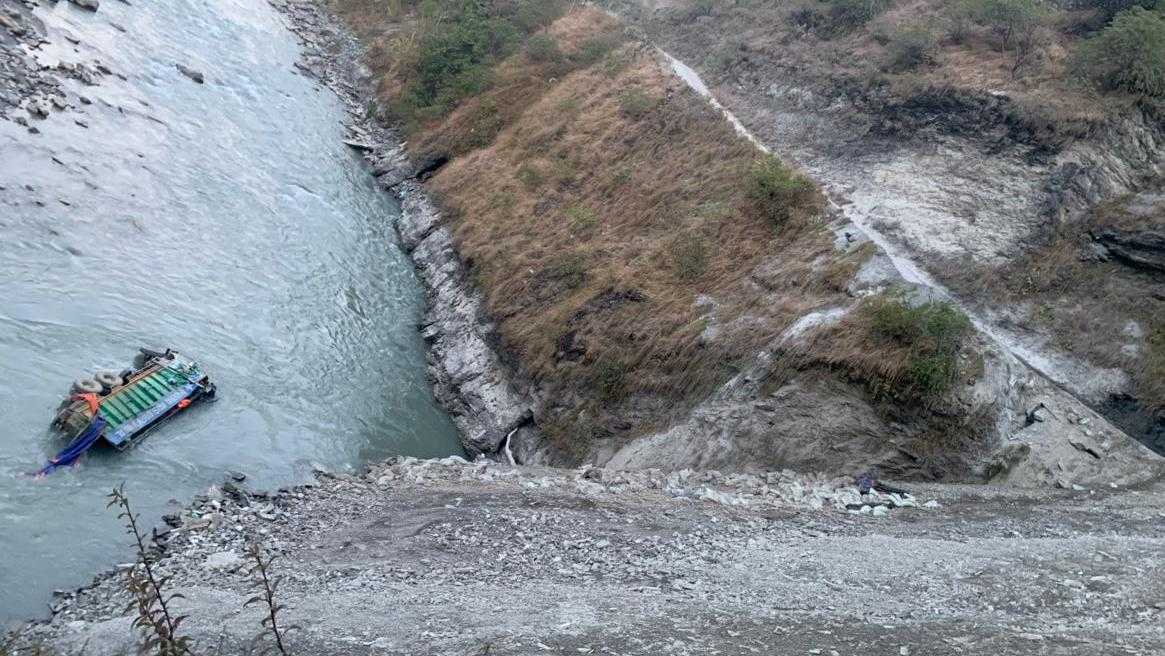 ट्रकसहित म्याग्दी नदीमा खसेका चालकको उद्धार