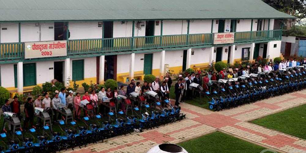 किसानलाई कृषि औजार वितरण
