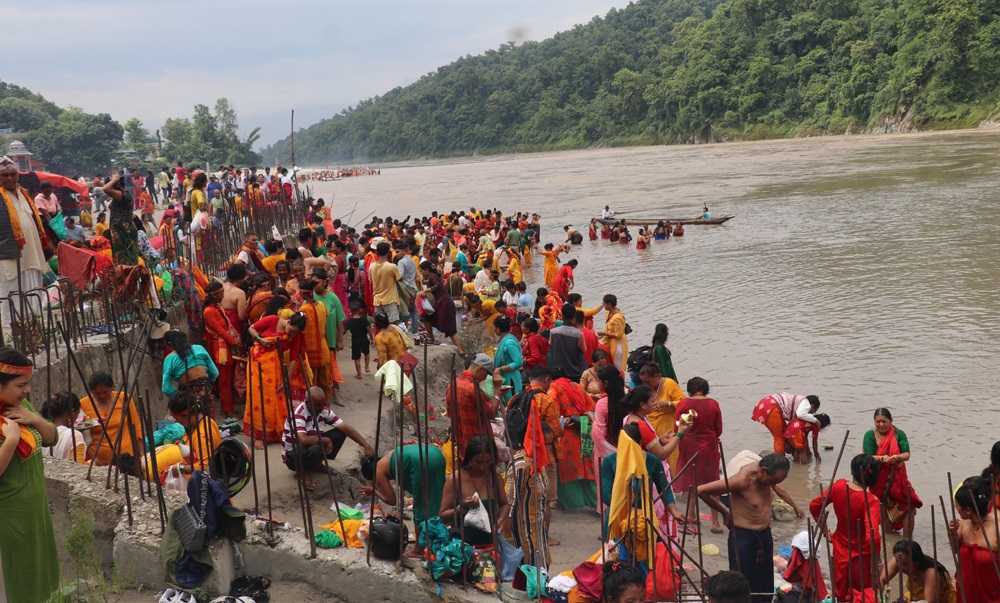 देवघाटमा साउने मेला, भक्तजनको भीड
