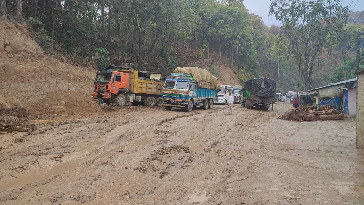 दाउन्नेमा पहिराले नारायणघाट बुटवल सडक अवरुद्ध
