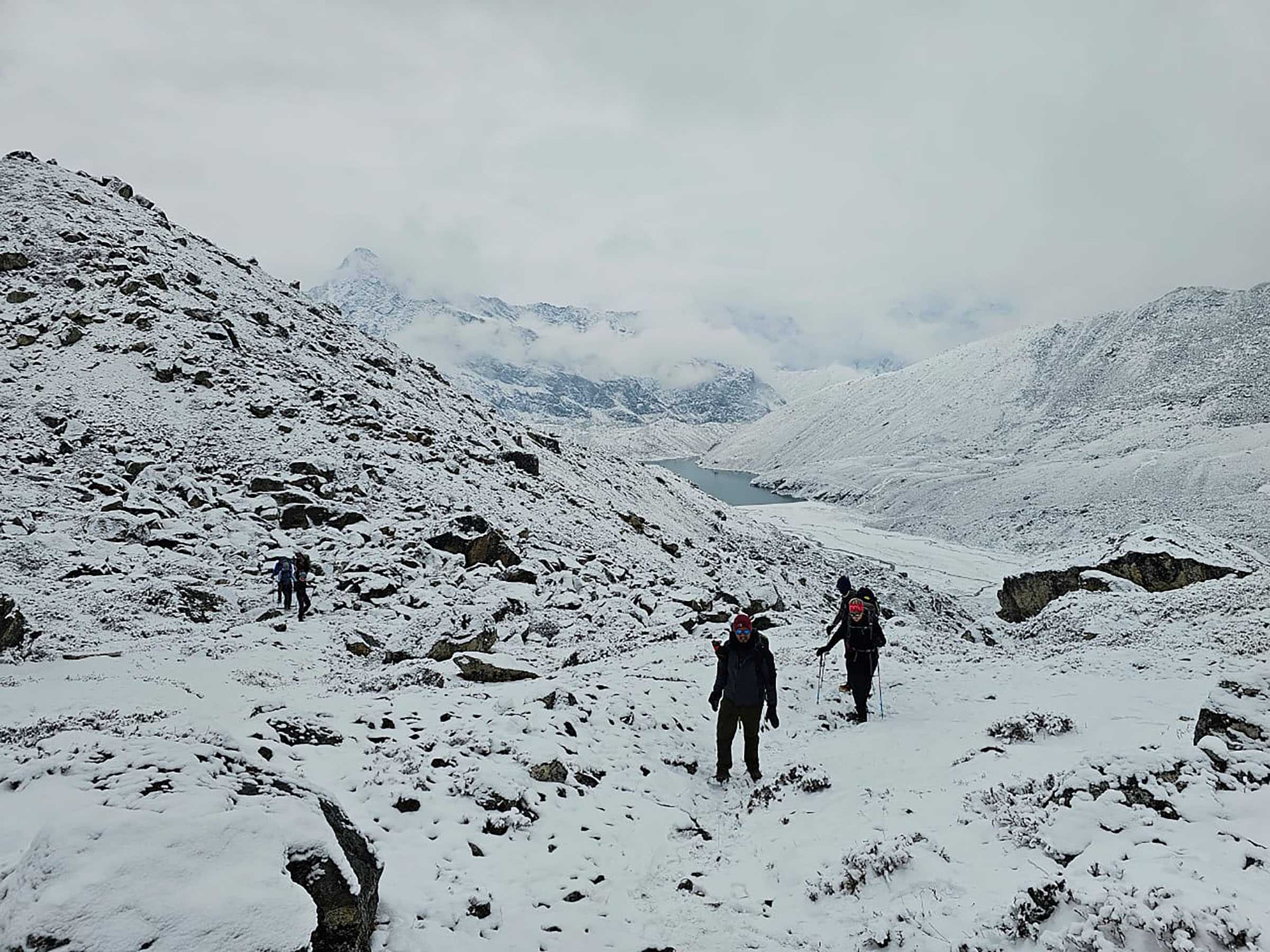 सगरमाथा क्षेत्रमा तीन दिनदेखि उडान ठप्प, लुक्ला र नाम्चेमा होटलमा पर्यटक खचाखच