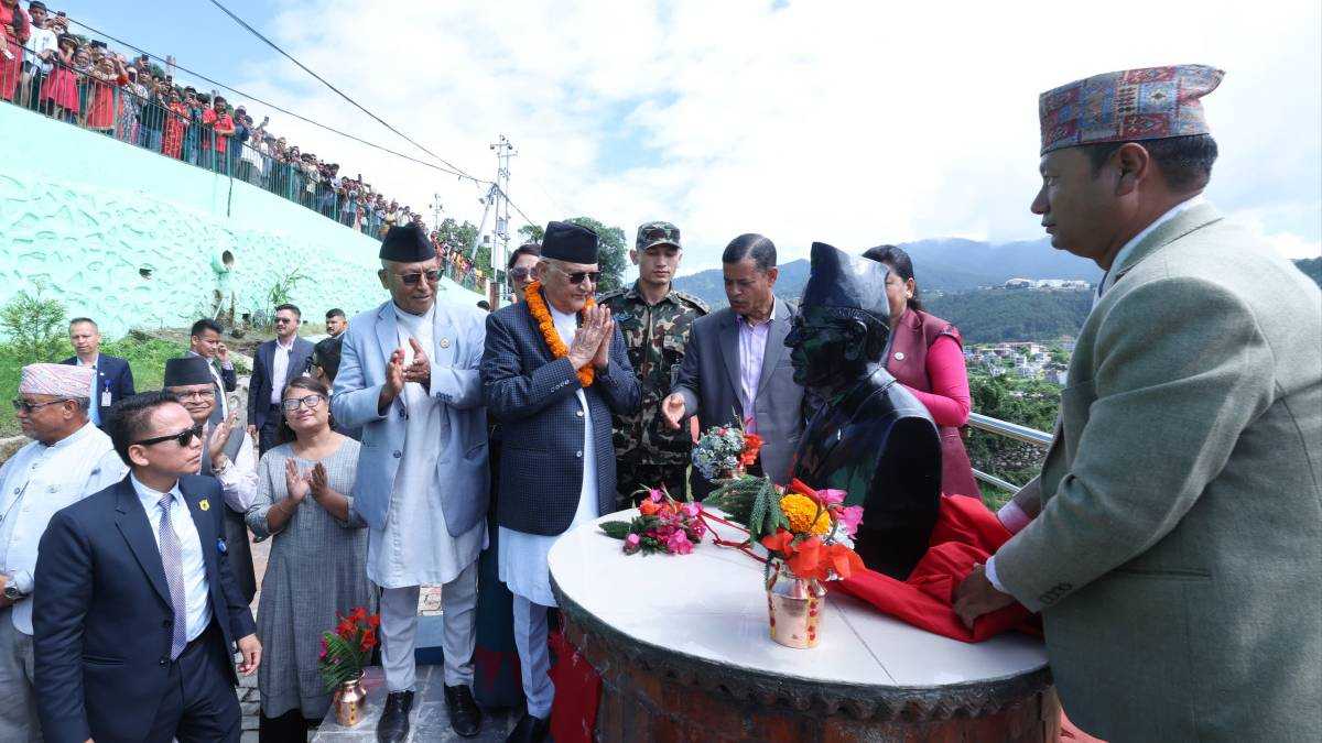 प्रधानमन्त्रीद्वारा अधिकारीको शालिक अनावरण