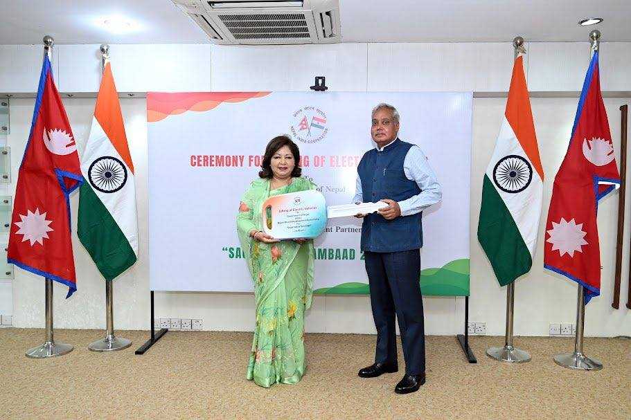 भारतले नेपाललाई दियो १५ वटा विद्युतिय गाडी