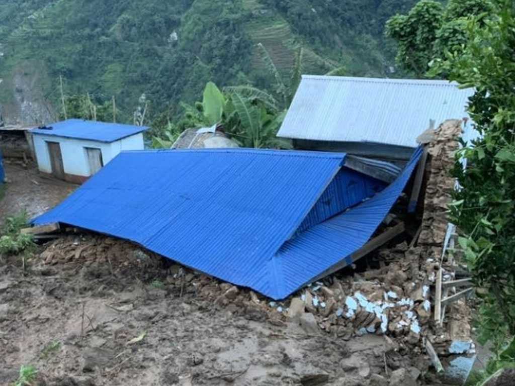 पहिरोले घर पुरिँदा चार जना घाइते
