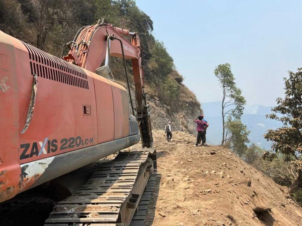 क्षतिग्रस्त सडक पुनर्निर्माणमा १२ अर्ब लाग्ने, अवरुद्ध सडक सञ्चालन सरकारको पहिलो प्राथमिकतामा